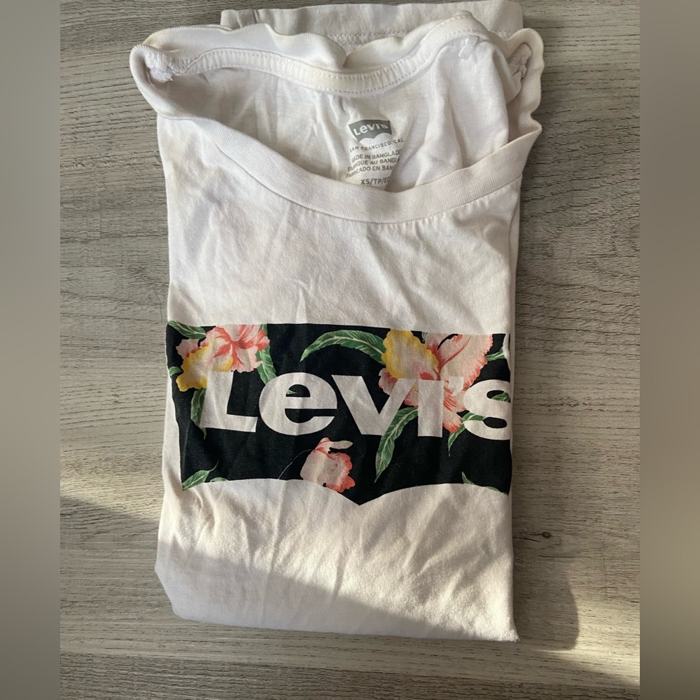 ⭐️ Like New! Women’s Levi Tee.